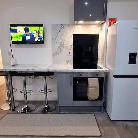 2 Bed Cosy Flat Close To Bus & Tube Station London Bagian luar foto
