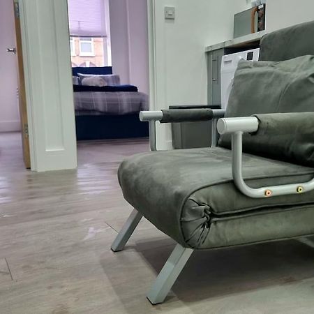 2 Bed Cosy Flat Close To Bus & Tube Station London Bagian luar foto
