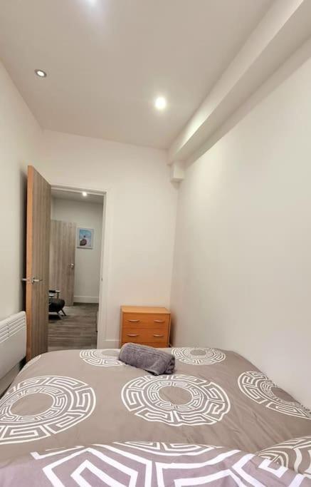 2 Bed Cosy Flat Close To Bus & Tube Station London Bagian luar foto