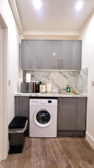 2 Bed Cosy Flat Close To Bus & Tube Station London Bagian luar foto