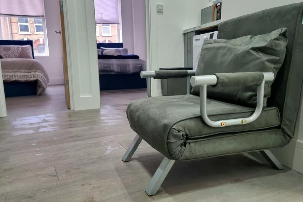 2 Bed Cosy Flat Close To Bus & Tube Station London Bagian luar foto