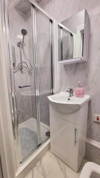 2 Bed Cosy Flat Close To Bus & Tube Station London Bagian luar foto