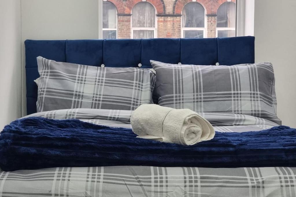 2 Bed Cosy Flat Close To Bus & Tube Station London Bagian luar foto